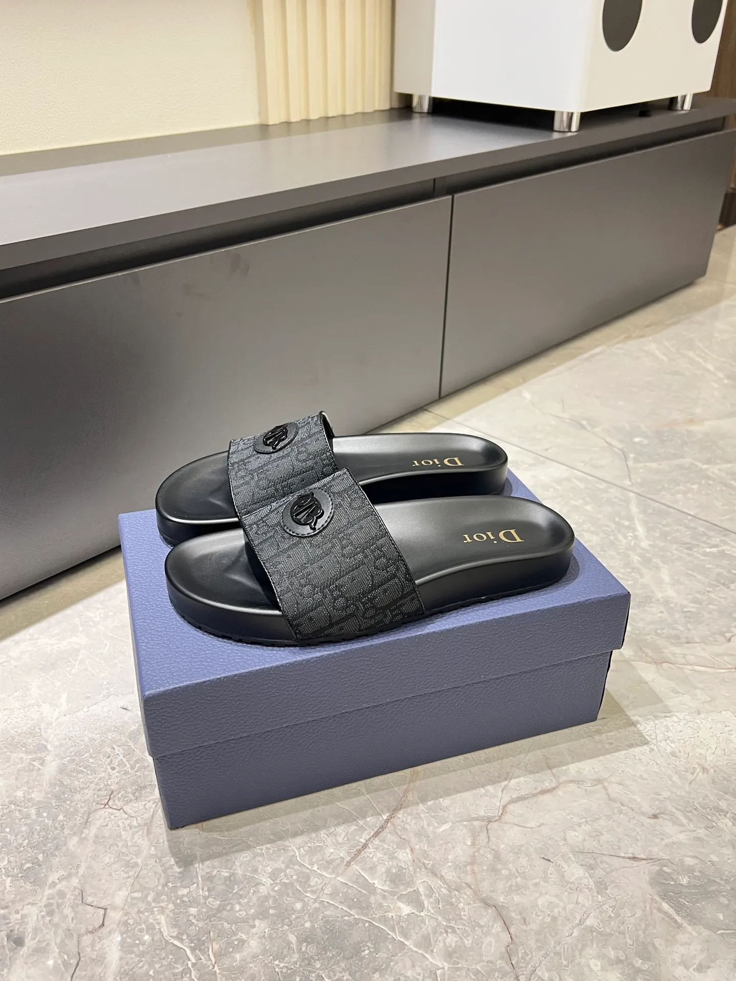 Men's men's shoes 💰p300 Size 38-45 Dior Dior's latest H-Town series Oblique thick sole slippers sandals Original purchase development and production This Dior H-Town sandals pay tribute to the classic logo of sports style and highlight Dior's high-end spirit. Crafted from black rubber with a beige and black Oblique printed upper, it's accentuated with tonal calfskin details. The rubber sole incorporates a variety of elements and is embellished with the Dior logo for a refined, futuristic look. Can be worn with shorts or jeans. Comes with exquisite packaging at the counter 🛍📦 ▪️ Fabric: Original customized imported Oblique embroidery ▪️ Lining: Imported soft sheepskin ▪️ Sole: Original molded ultra-light foam material ▪️ Bottom thickness: 4CM
